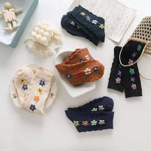 Load image into Gallery viewer, Women's simple style flower pattern socks